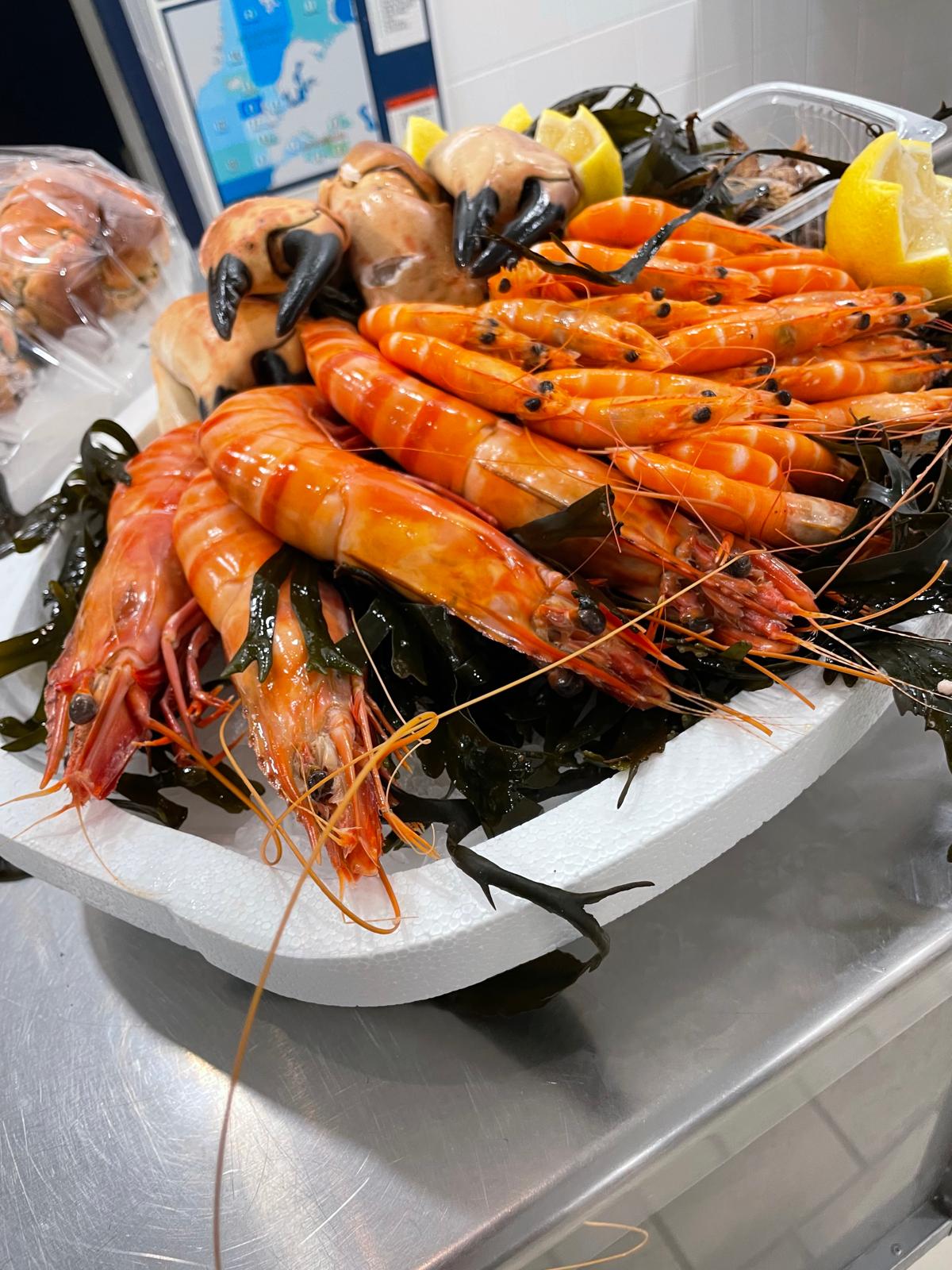 Plateau de fruits de mer frais avec Tourteaux et crevettes à Roncq
